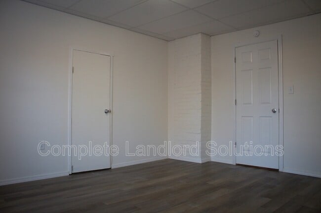 Building Photo - 215 N 6th St