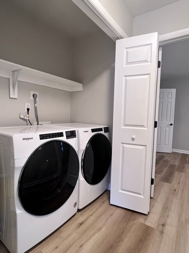 Building Photo - Renovated Apartment - Comfy and Convenient