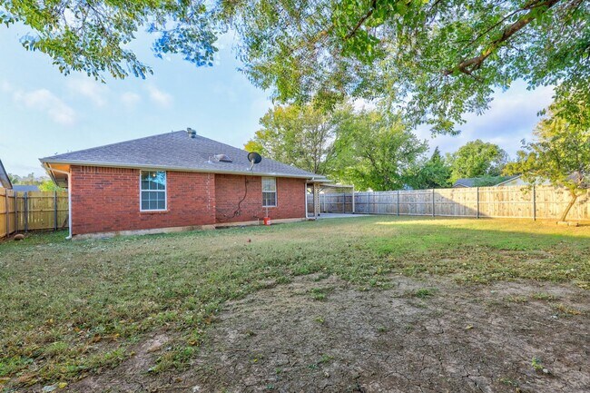 Building Photo - 3 Bed 2 Bath in OKC!