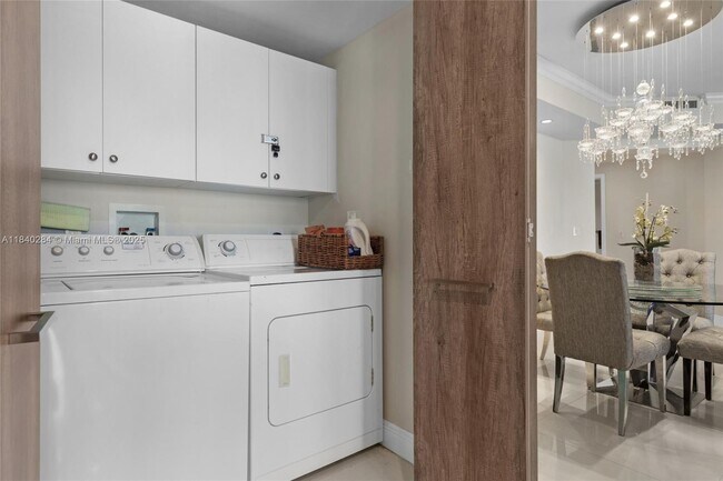 Building Photo - 848 Brickell Key Dr