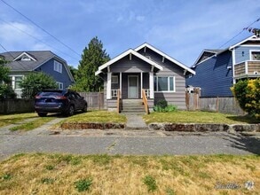 Building Photo - Spacious 2 Bedroom Home in the Pigeon Poin...