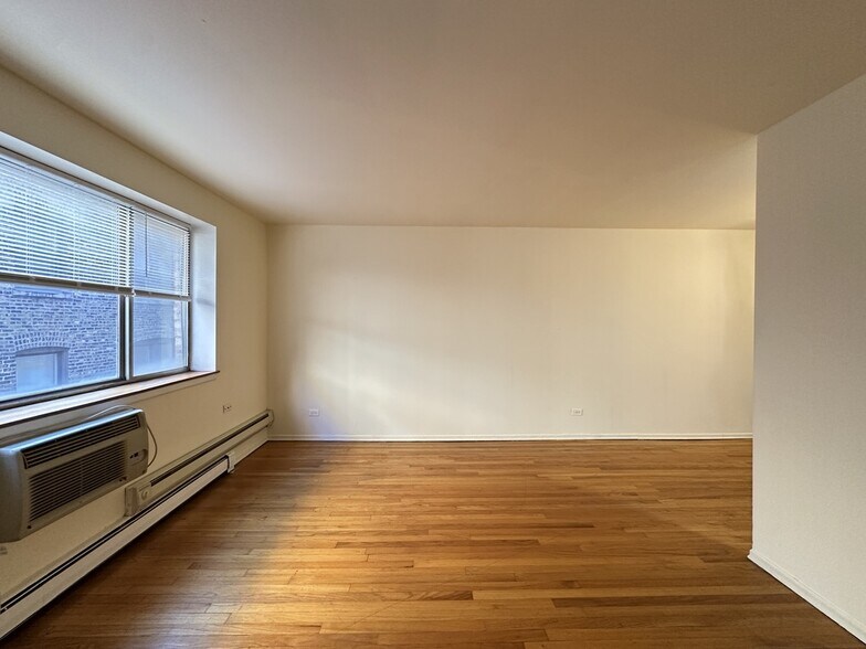 Building Photo - 665 W Wrightwood Ave