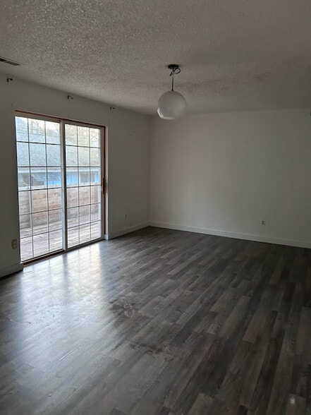 Building Photo - 100 SW Ruckel St