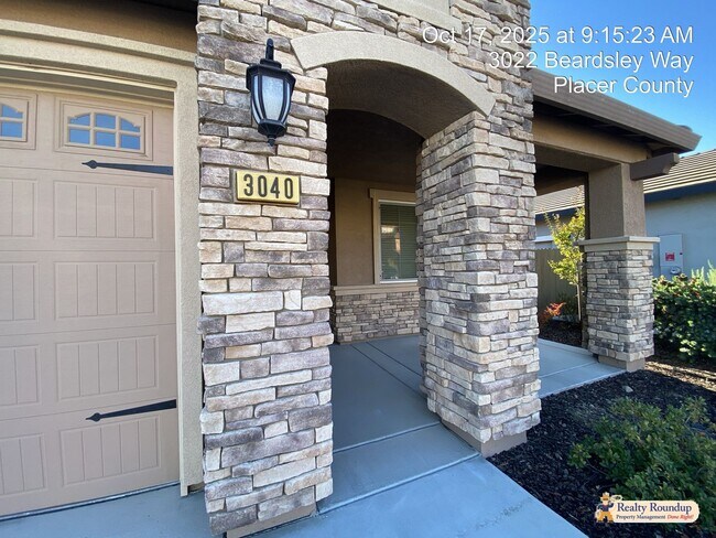 Building Photo - Pristinely Maintained Roseville Home with ...