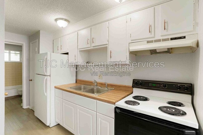 Building Photo - 1138 Corona St