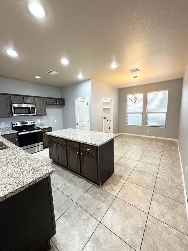 Building Photo - 3 Bed 2 Bath Ready to Rent ASAP! Granite/ Large Master Bedroom!