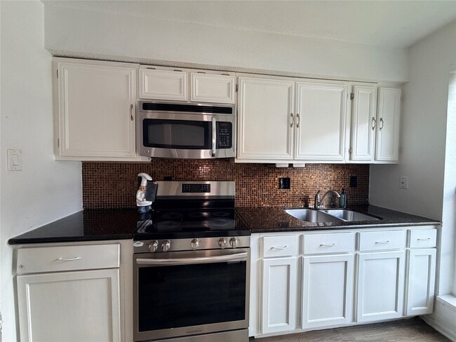 Building Photo - 7700 Creekbend Dr