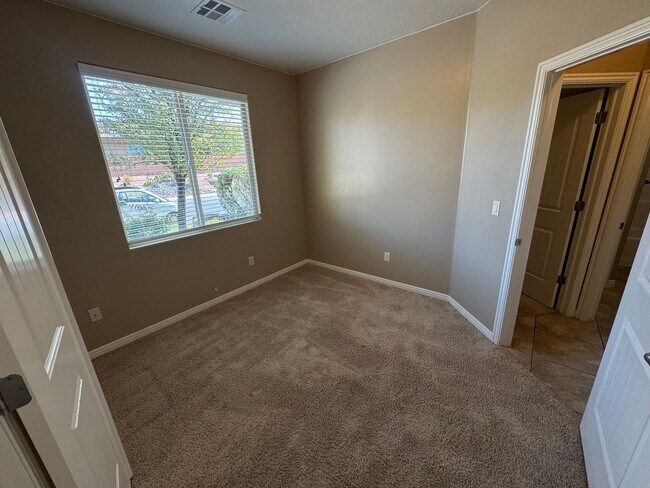 Building Photo - 1920 N Lakota Cir