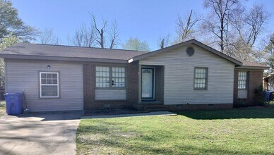 Building Photo - Just off Hope Mills