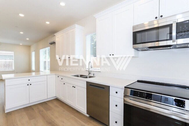 Building Photo - 8084 Quiet Knolls Dr