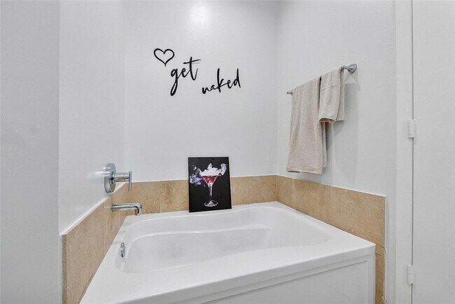 Building Photo - 313 NE 2nd St