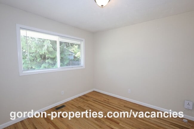 Building Photo - 10851 SE Garrett Dr