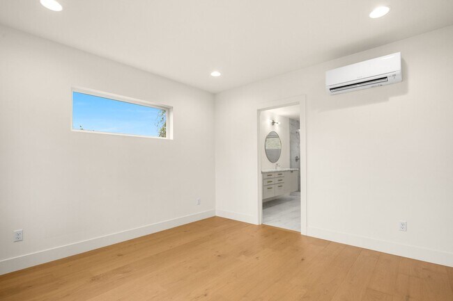 Building Photo - Gorgeous Urban Madrona 3-bedroom home