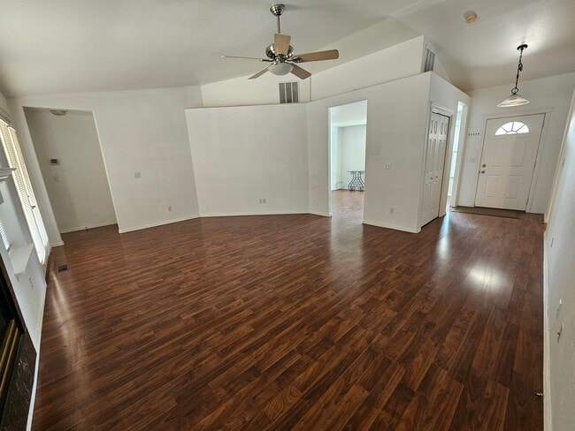 Building Photo - 1420 Chelsey Cir