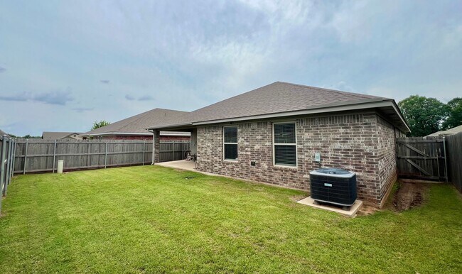 Building Photo - ?4 Bedroom Home plus Study Room! Yukon Sch...