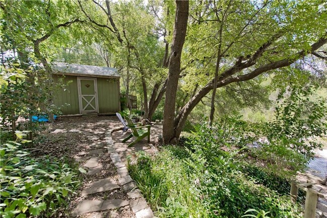 Building Photo - 605 Kingfisher Creek Dr - Nature lovers pa...