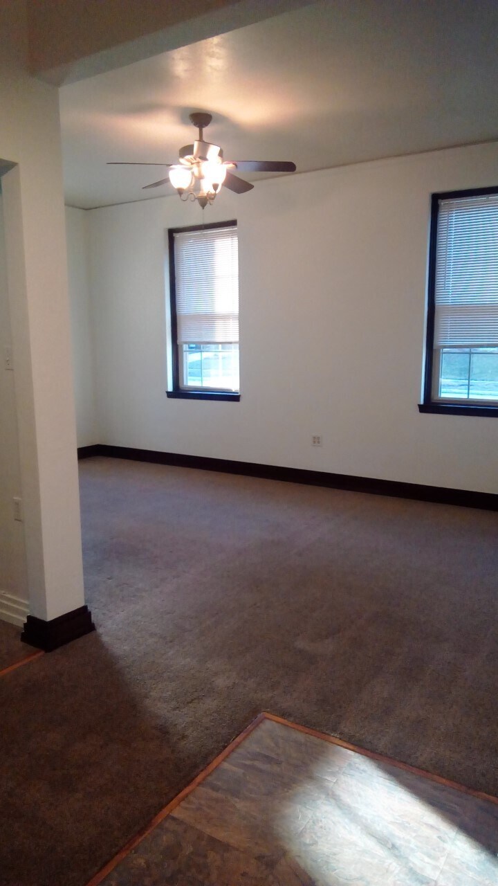 Living room - 27 N State St