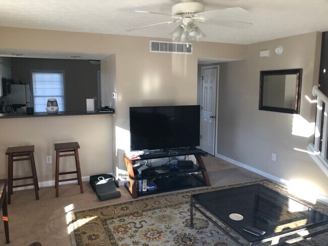 Building Photo - 2 Bedroom Townhouse Available August 2026;...