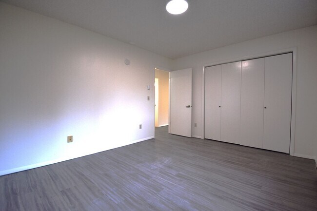 Building Photo - 2BR/1Ba, close to 7th Street, food truck court and shopping