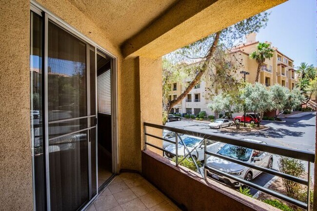 Building Photo - Fabulous 1Bdm 1Ba Condo in the Highly Desi...