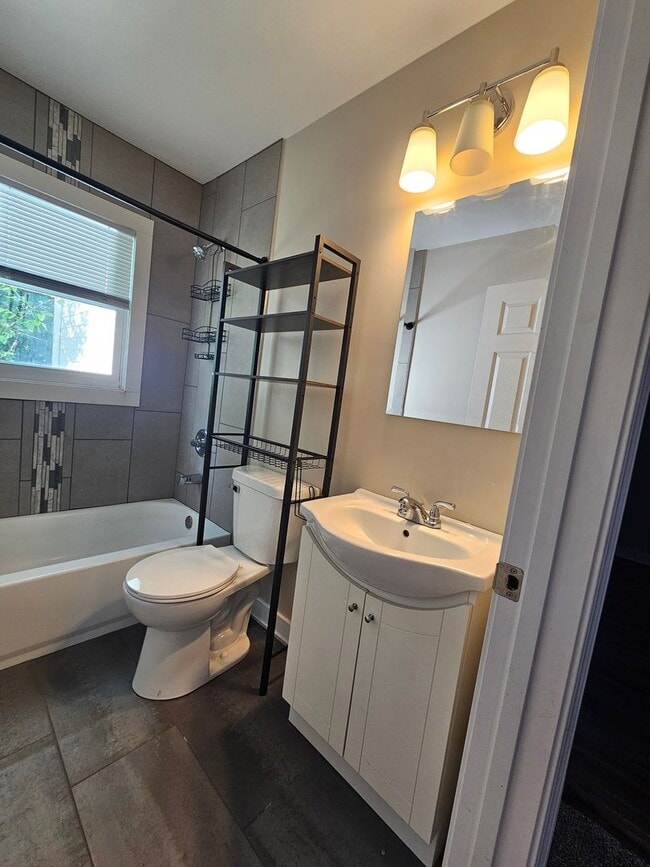 Building Photo - 2 bed 1 bath with Garage