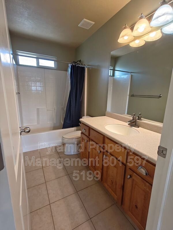 Building Photo - 2896 E Lookout Dr
