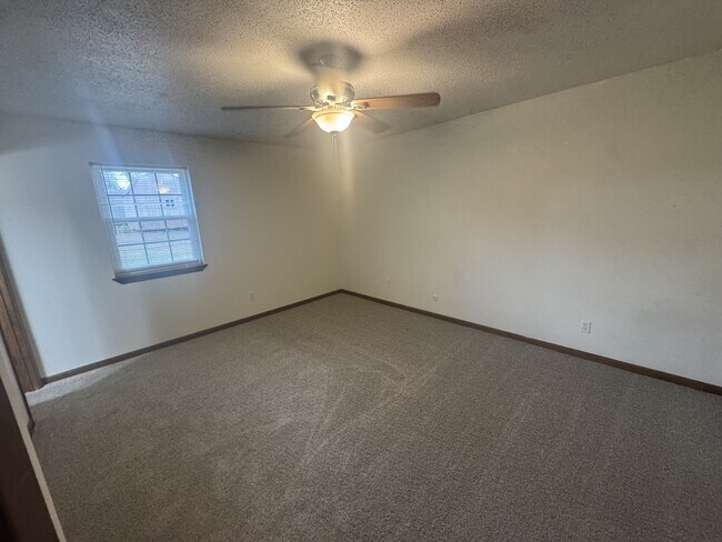 Building Photo - 1619 Leawood Dr