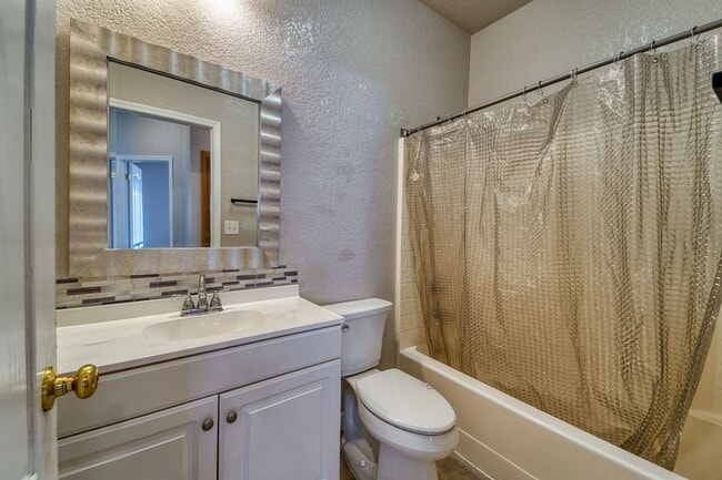 Building Photo - North Yuba City 3 bd 2 bath Home with solar