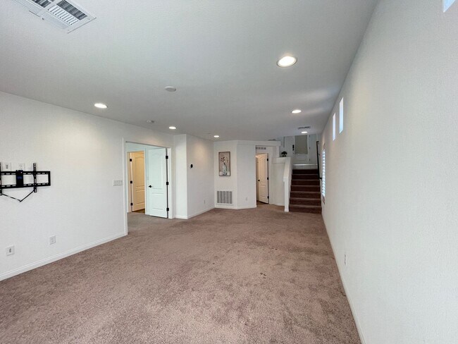 Building Photo - 3 Story house 4 bedroom / 3.5 bath, Southwest