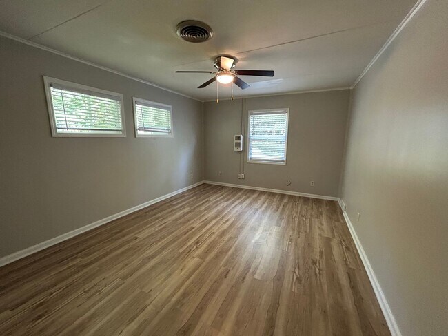 Building Photo - 1824 E Kanesville Blvd