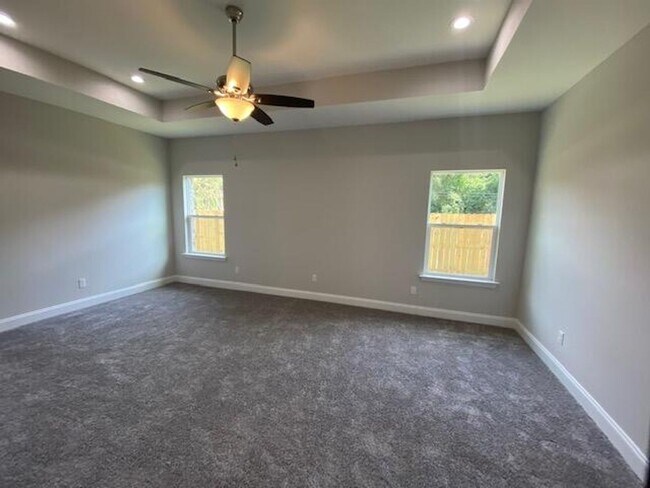 Building Photo - Spacious 3 Bedroom Home in Mary Esther!