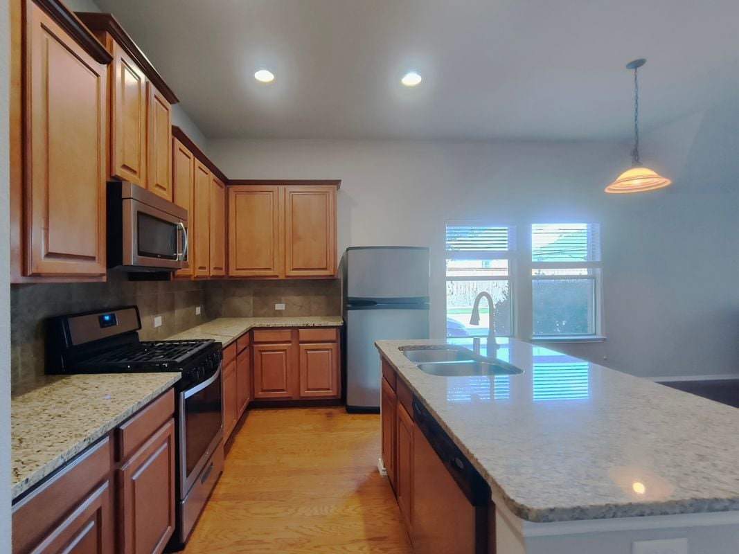 Building Photo - 824 Lake Grove Dr