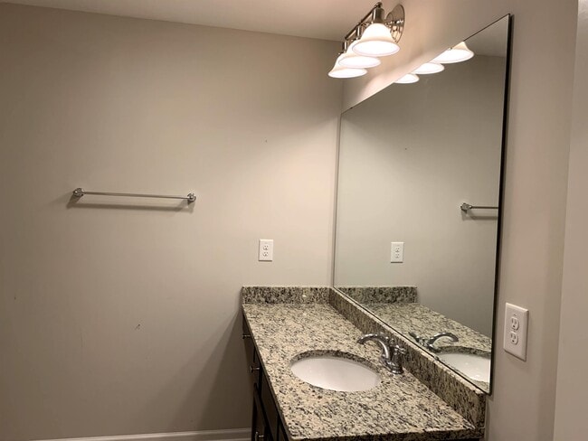 Building Photo - 204 Princess Pl