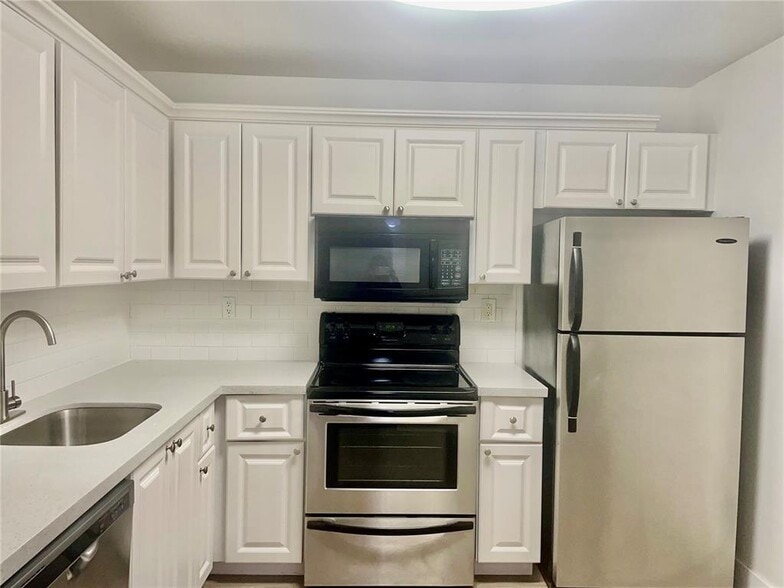 Building Photo - 721 N Pine Island Rd