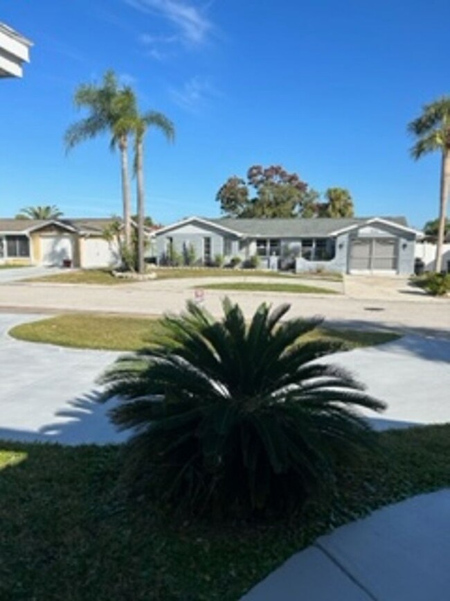 Building Photo - Beautiful 3 bedroom, 2 bath pool home in a...