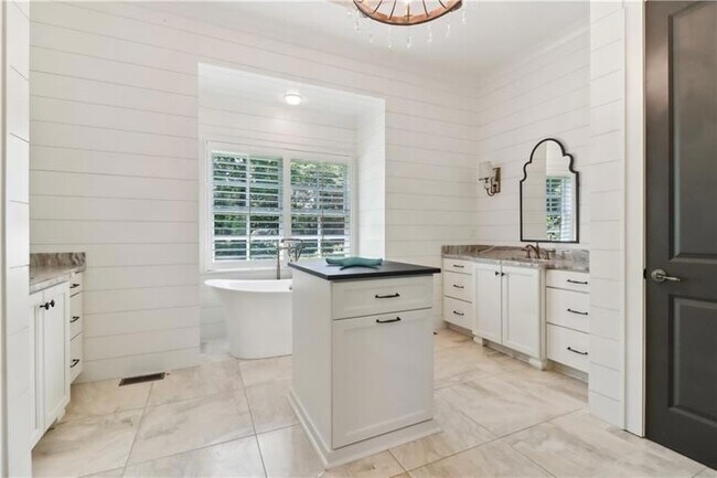 Building Photo - 211 Mount Vernon Hwy