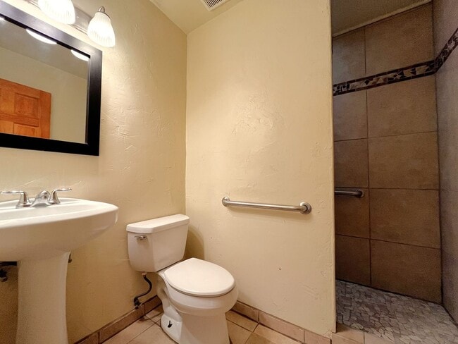 Building Photo - Splendid 4 Bedroom, 2 Bath Home Near Kirtland AFB! Available Now!