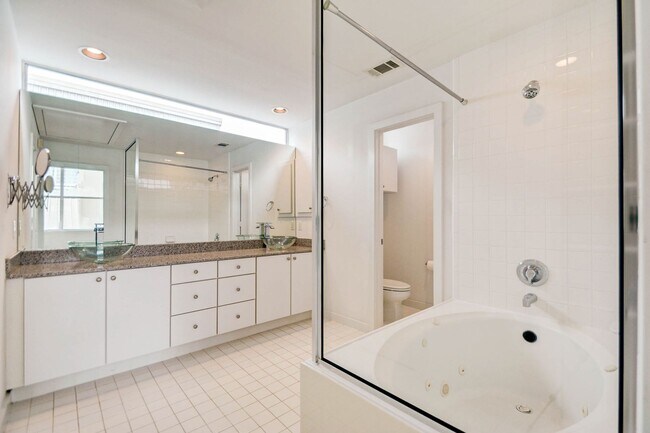 Building Photo - Open Floorplan 3-story Townhome in Midtown!