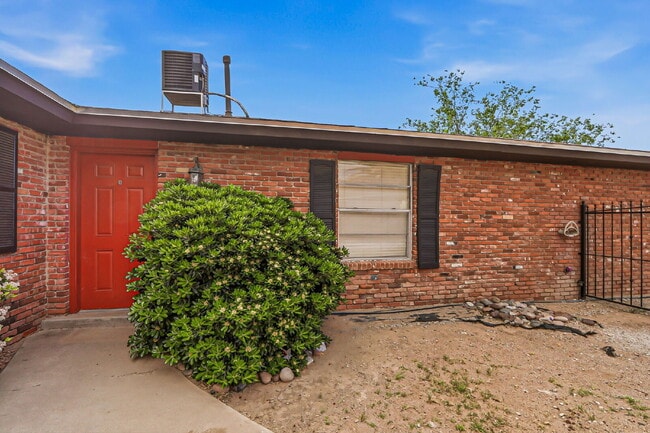 Building Photo - 3-Bedroom Duplex with Refrigerated AC.