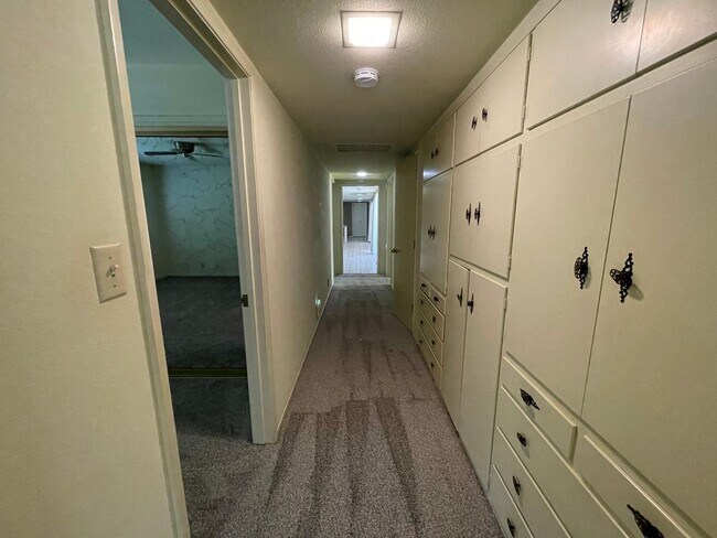 Building Photo - Custom home located next to Oakdale Country Club!