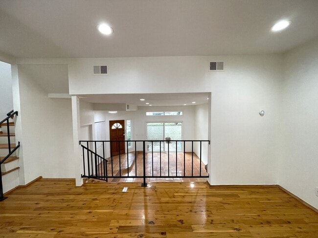 Building Photo - 7100 Balboa Blvd