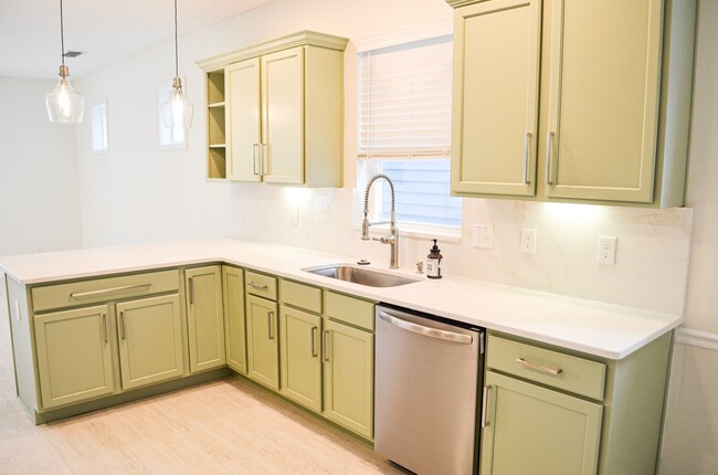Building Photo - Gorgeous remodeled 3-bedroom, 2.5 bath hom...