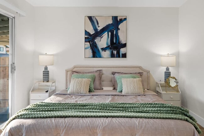 Building Photo - 606 S Sunshine Ave