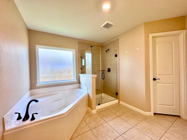 Building Photo - 21323 Echo Manor Dr