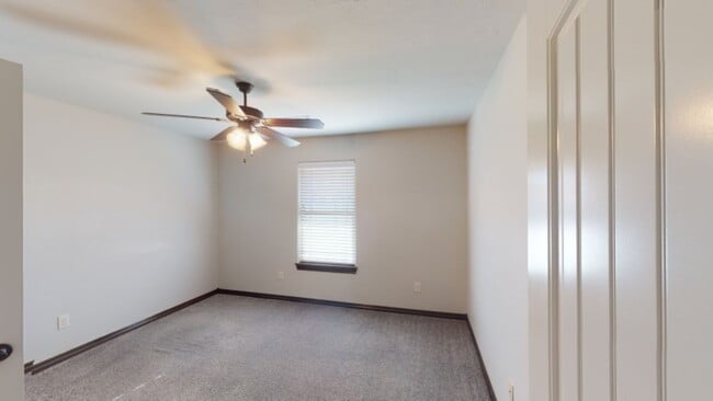 Building Photo - 1621 NE White Rock Dr