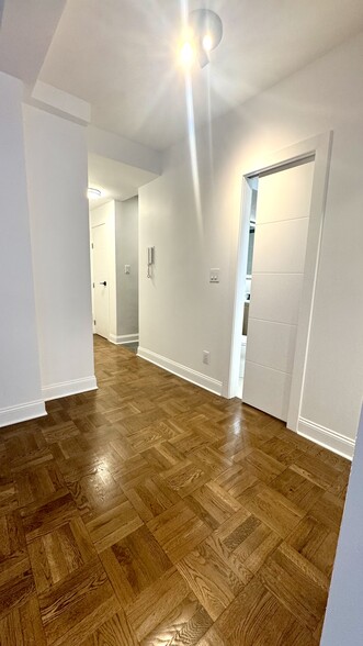 Building Photo - 140 E 56th St