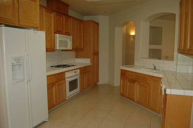 Building Photo - Spacious 3 Bed / 2 Bath Home – Over 2,000 Sq Ft