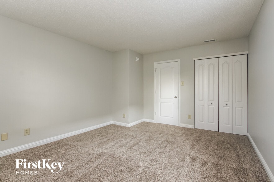 Building Photo - 529 Streamside Dr