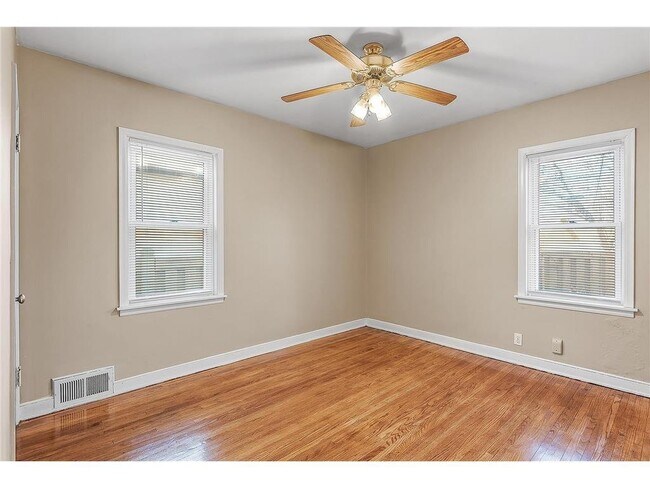 Building Photo - 4331 N Thomas Ave