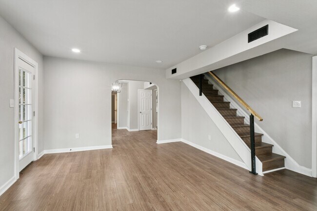 Building Photo - 924 Ivy Ave